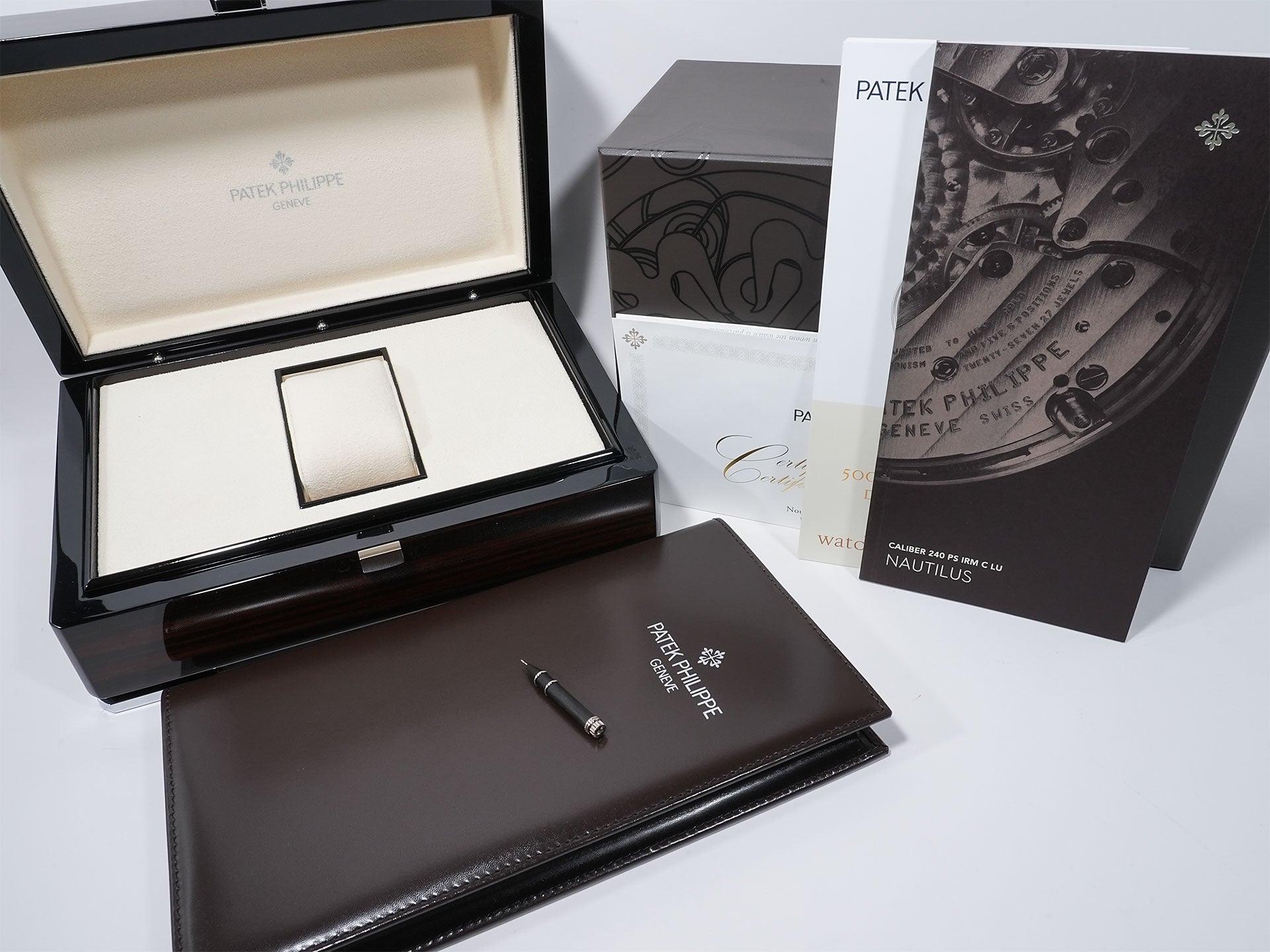 Patek Philippe Nautilus Petite Complication Ref. 5712G-001 White Gold Slate Dial Pre-owned 46gi2vkm