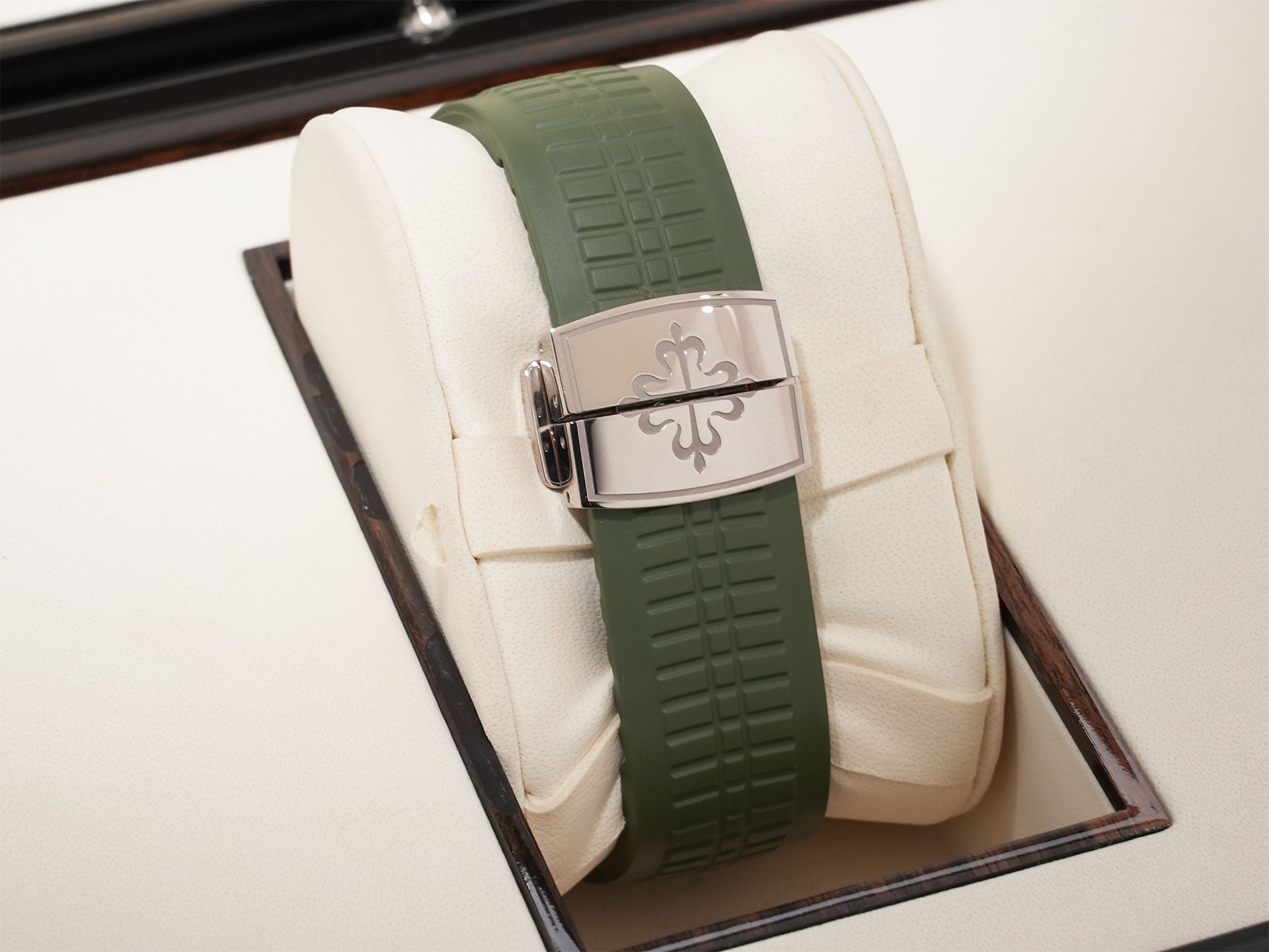 パテックフィリップ アクアノート Ref.5968G-010 ホワイトゴールド カーキグリーン文字盤 中古 g25xfyzr