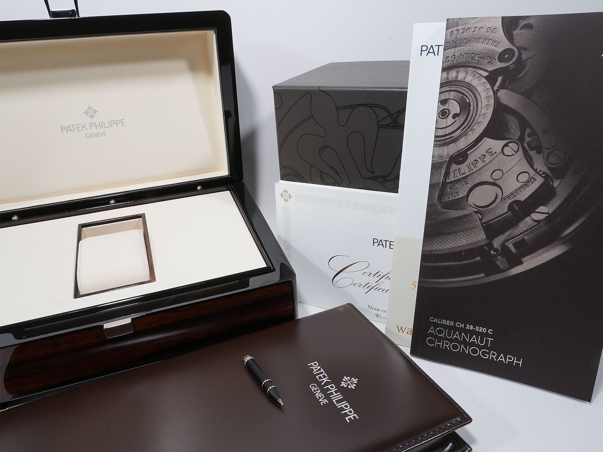 パテックフィリップ アクアノート Ref.5968G-010 ホワイトゴールド カーキグリーン文字盤 中古 g25xfyzr