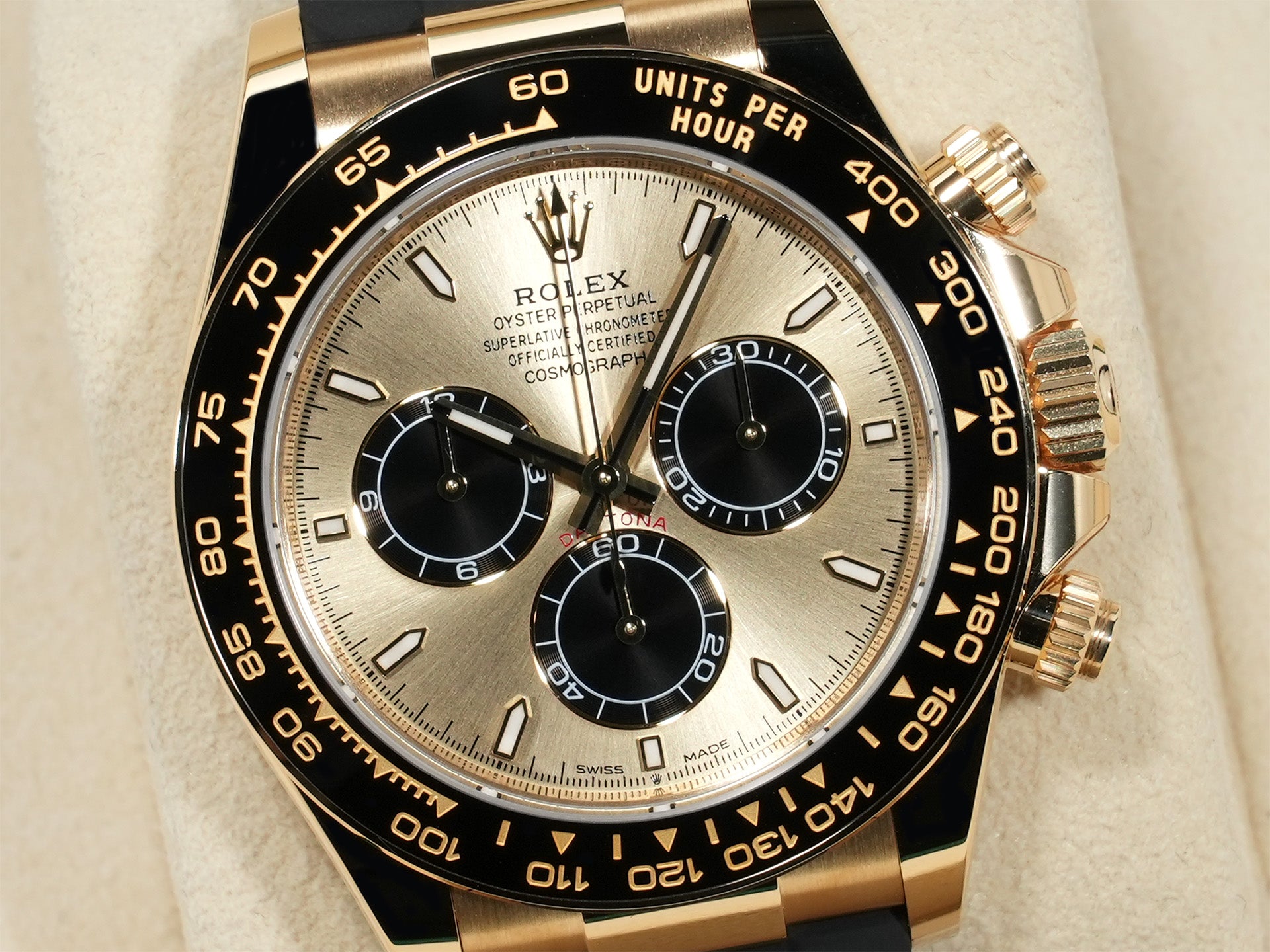 Rolex Daytona Ref. 126518LN Yellow Gold with Golden and Bright Black Dial, Unused, kyc5scp6