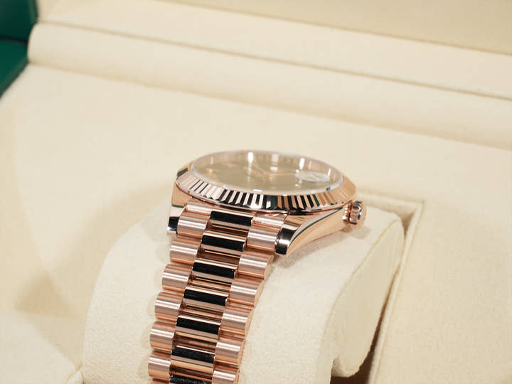 ロレックス デイデイト40 Ref.228235 エバーローズゴールド オリーブグリーン文字盤 美中古 2gmf5vkx