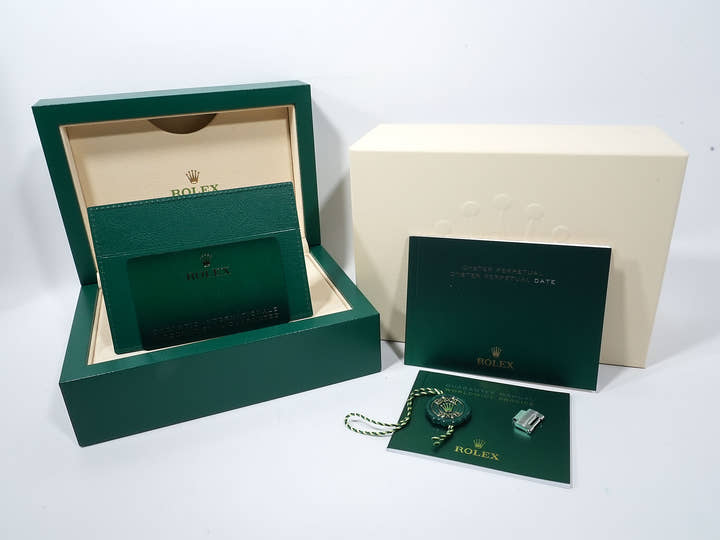 ロレックス オイスターパーペチュアル41 Ref.124300 ステンレススチール ブライトブルー文字盤 未使用 q42pk24a