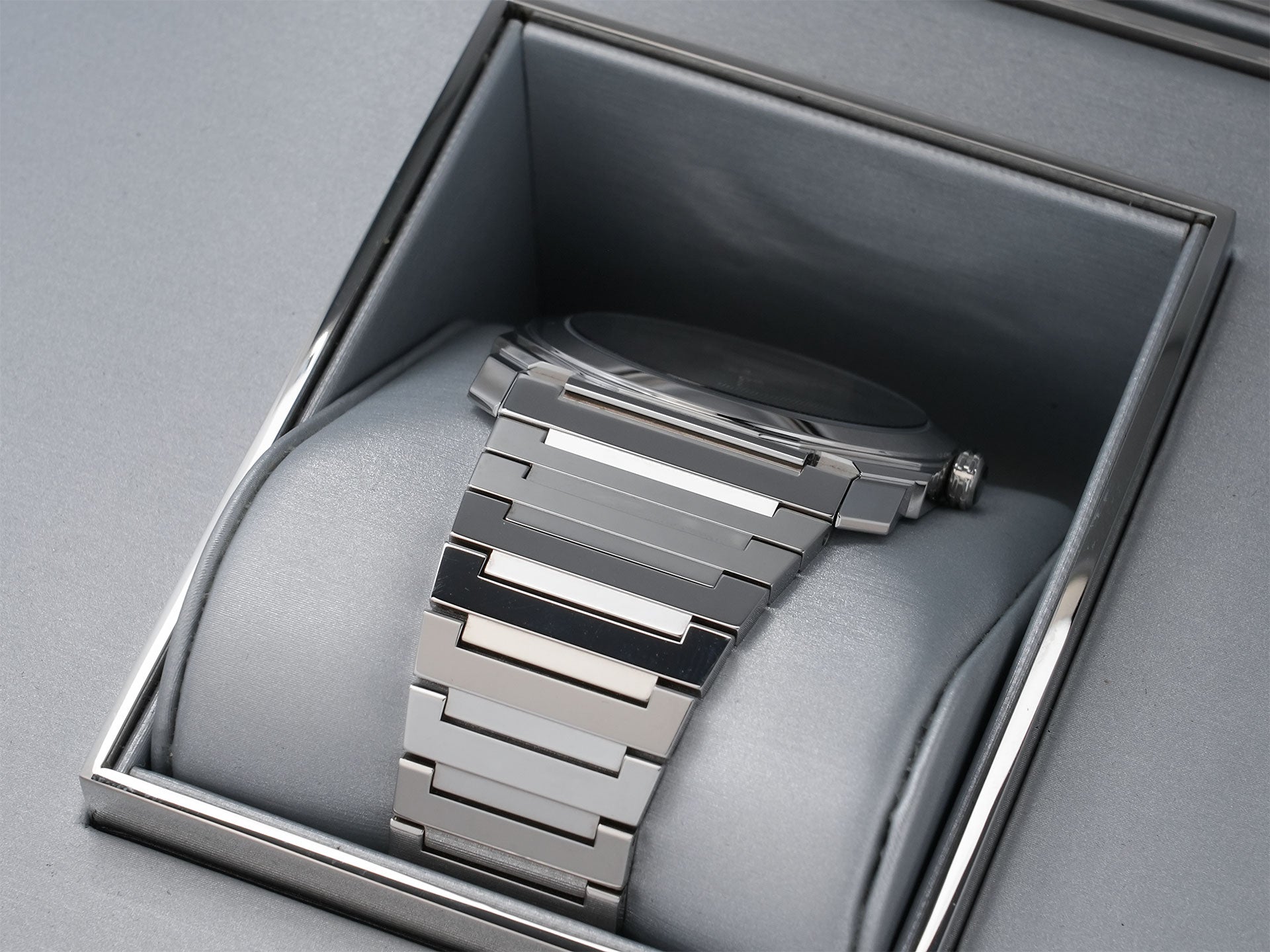 ブルガリ オクト フィニッシモ 妹島和世 Ref.103710 ステンレススチール グレー文字盤 中古 h6q7ihw7