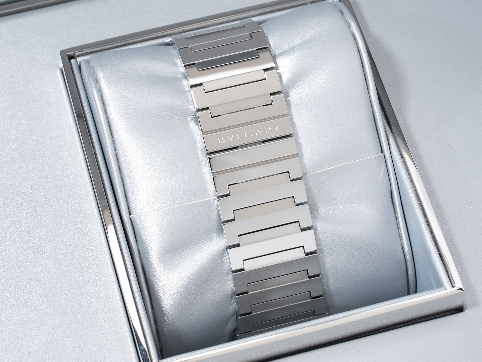 ブルガリ オクト フィニッシモ 妹島和世 Ref.103710 ステンレススチール グレー文字盤 中古 h6q7ihw7