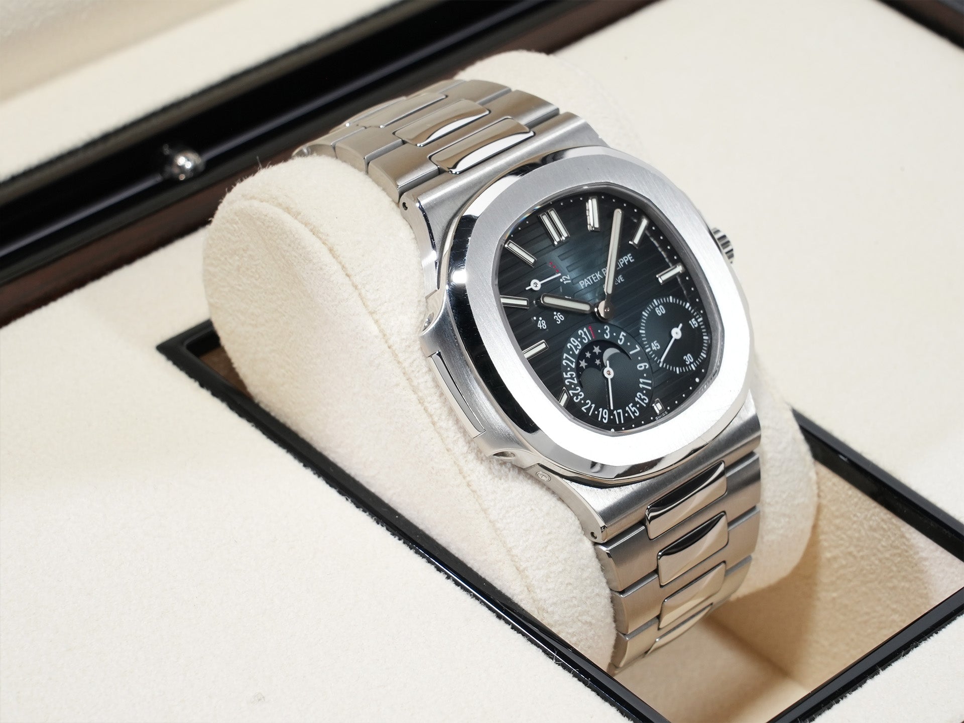 Patek Philippe Nautilus Petite Complication Ref. 5712/1A-001 Stainless Steel Blue Dial Pre-owned y57pc952
