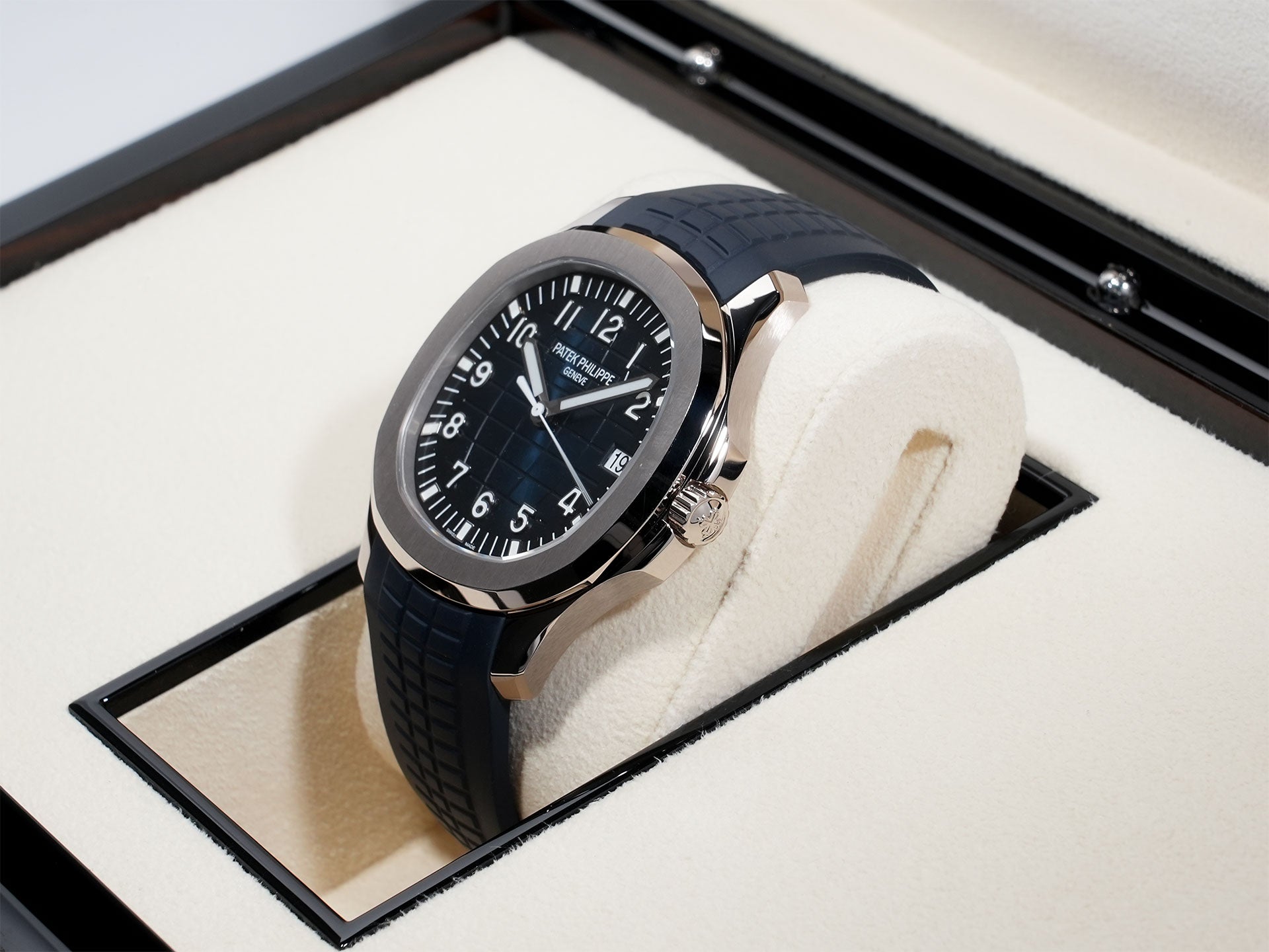 Patek Philippe Aquanaut Ref. 5168G-001 White Gold Midnight Blue Dial Unused r5ez6uz4