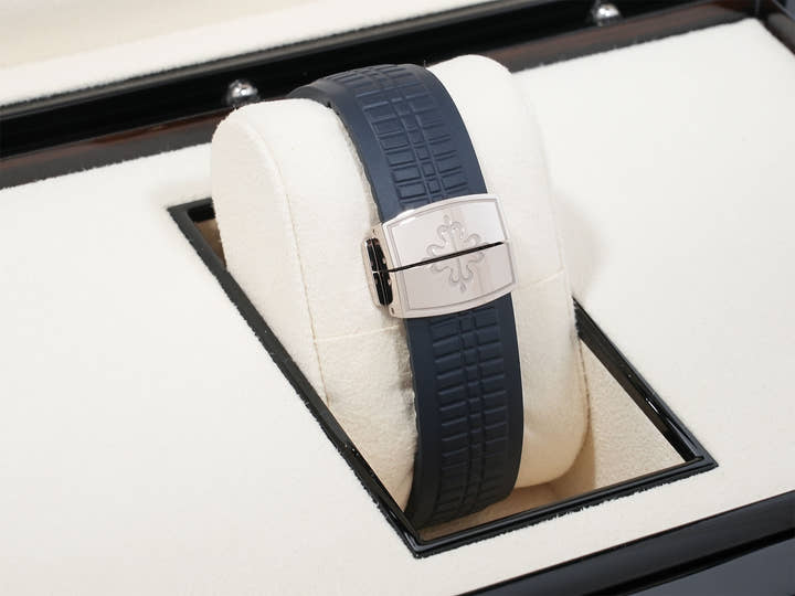 Patek Philippe Aquanaut Ref. 5168G-001 White Gold Midnight Blue Dial Unused r5ez6uz4