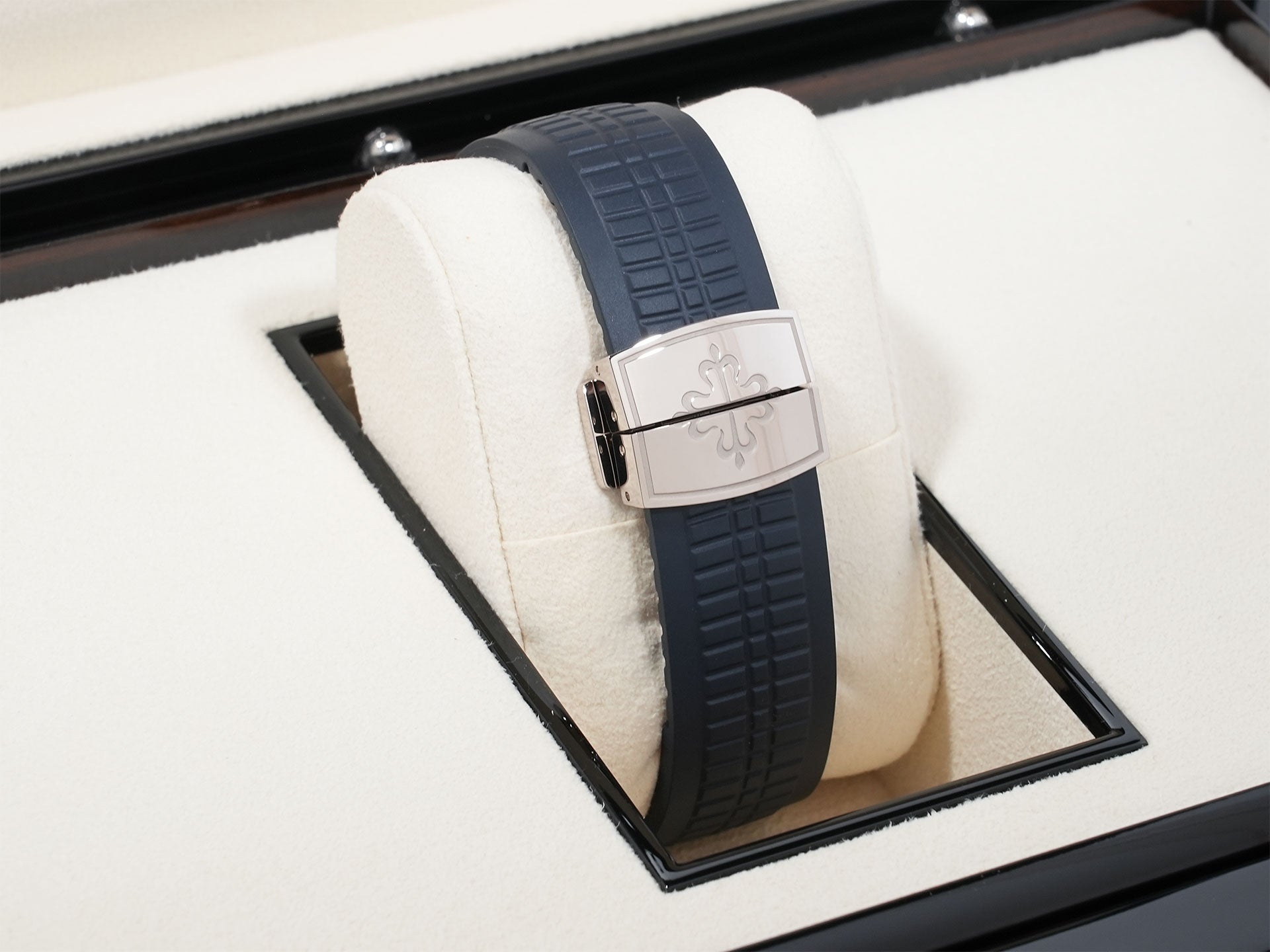 Patek Philippe Aquanaut Ref. 5168G-001 White Gold Midnight Blue Dial Unused r5ez6uz4