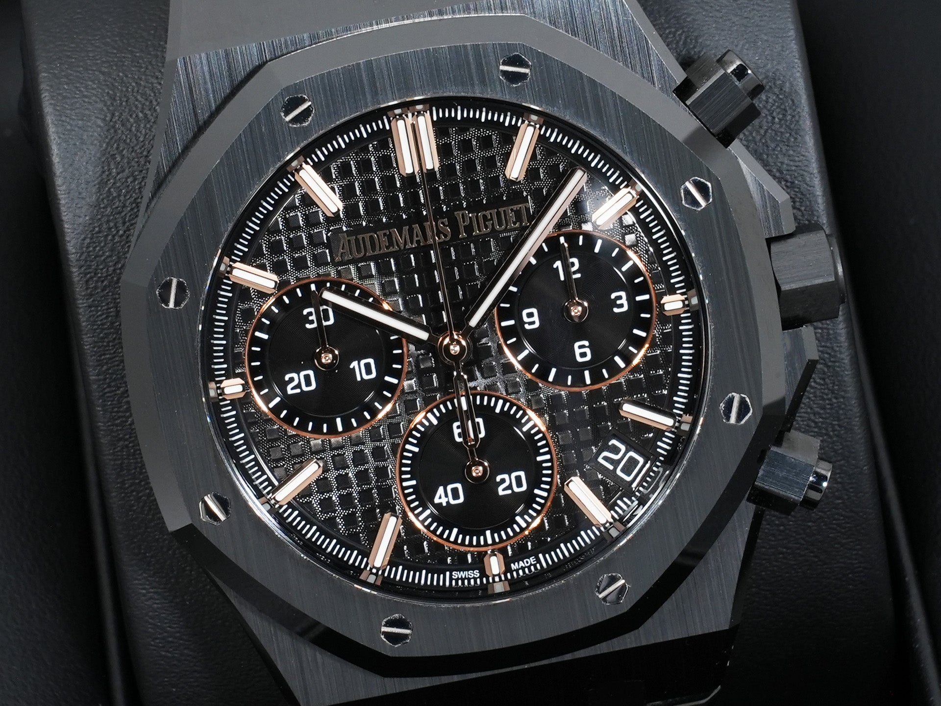 Audemars Piguet Royal Oak Chronograph Ref. 26240CE.OO.1225CE.02 Black Ceramic Black Dial Excellent Condition 4vf3kh3s