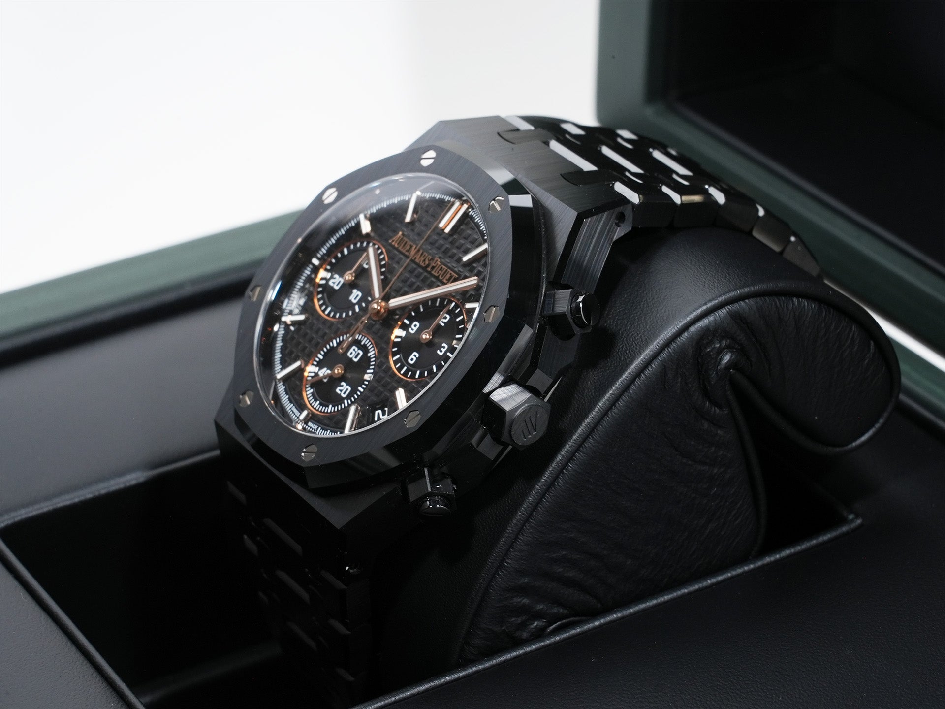 Audemars Piguet Royal Oak Chronograph Ref. 26240CE.OO.1225CE.02 Black Ceramic Black Dial Excellent Condition 4vf3kh3s