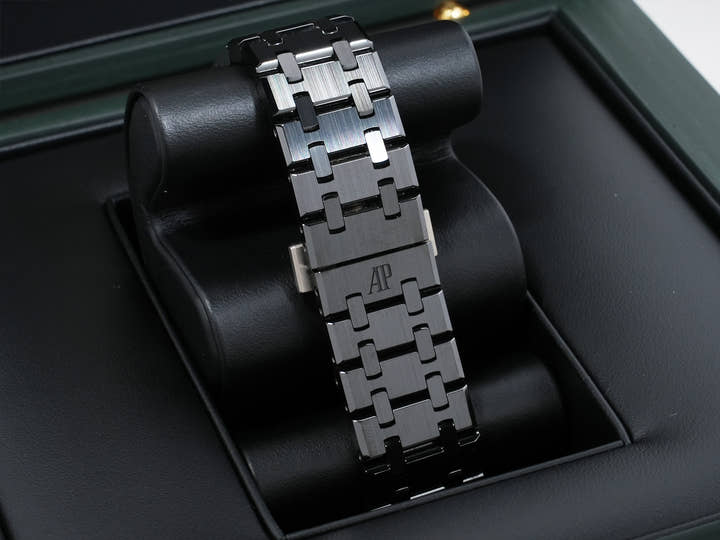 Audemars Piguet Royal Oak Chronograph Ref. 26240CE.OO.1225CE.02 Black Ceramic Black Dial Excellent Condition 4vf3kh3s