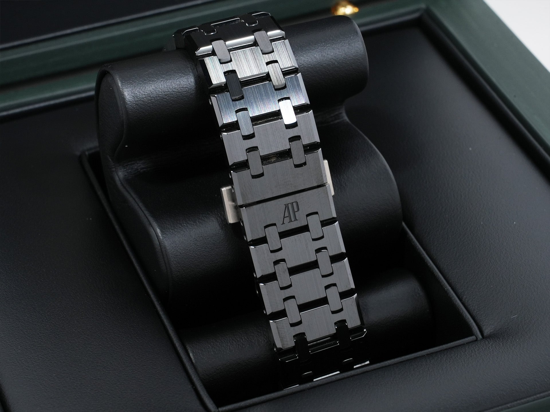 Audemars Piguet Royal Oak Chronograph Ref. 26240CE.OO.1225CE.02 Black Ceramic Black Dial Excellent Condition 4vf3kh3s