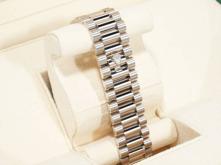 ロレックス デイデイト40 Ref.228239 ホワイトゴールド パヴェダイヤモンド文字盤 未使用 7epn2ot5