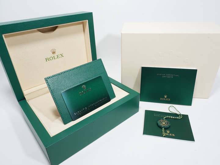 ロレックス デイデイト40 Ref.228239 ホワイトゴールド パヴェダイヤモンド文字盤 未使用 7epn2ot5