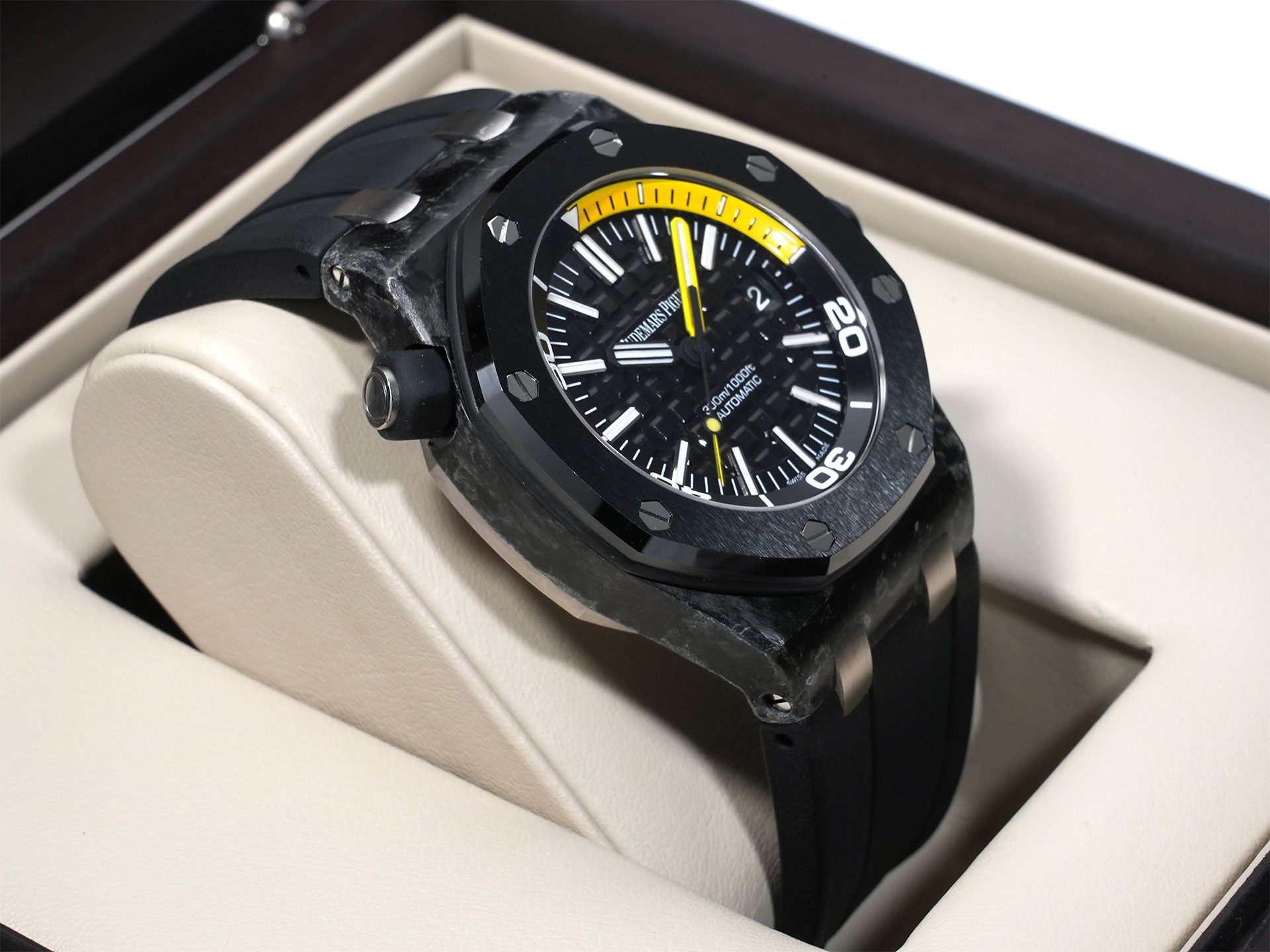 Audemars Piguet Royal Oak Offshore Diver Ref. 15706AU.OO.A002CA.01 Carbon Black Dial Pre-owned hbysx25g