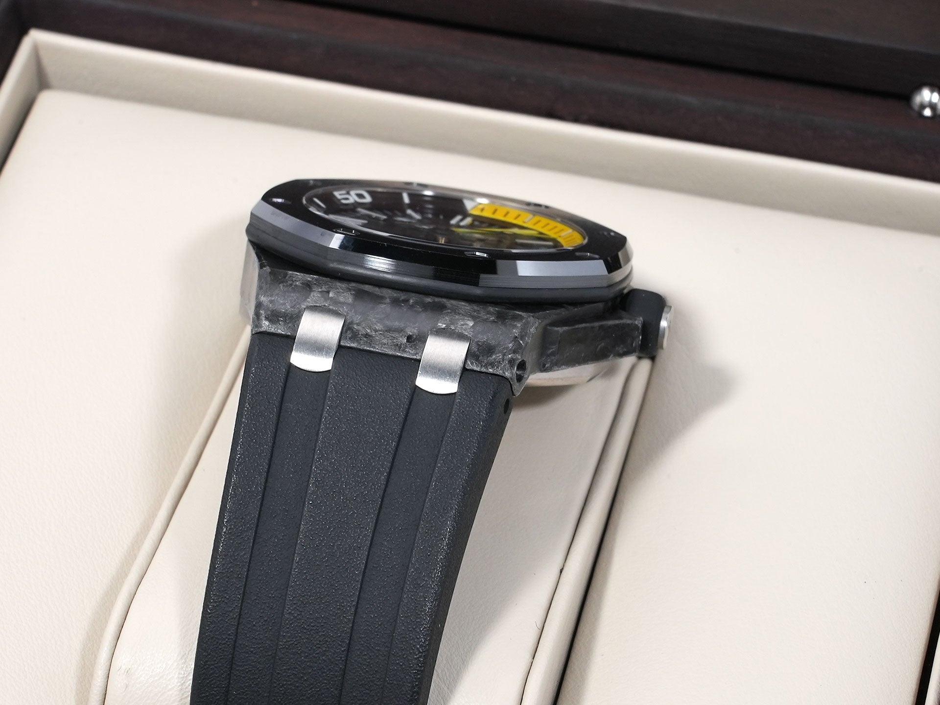 Audemars Piguet Royal Oak Offshore Diver Ref. 15706AU.OO.A002CA.01 Carbon Black Dial Pre-owned hbysx25g