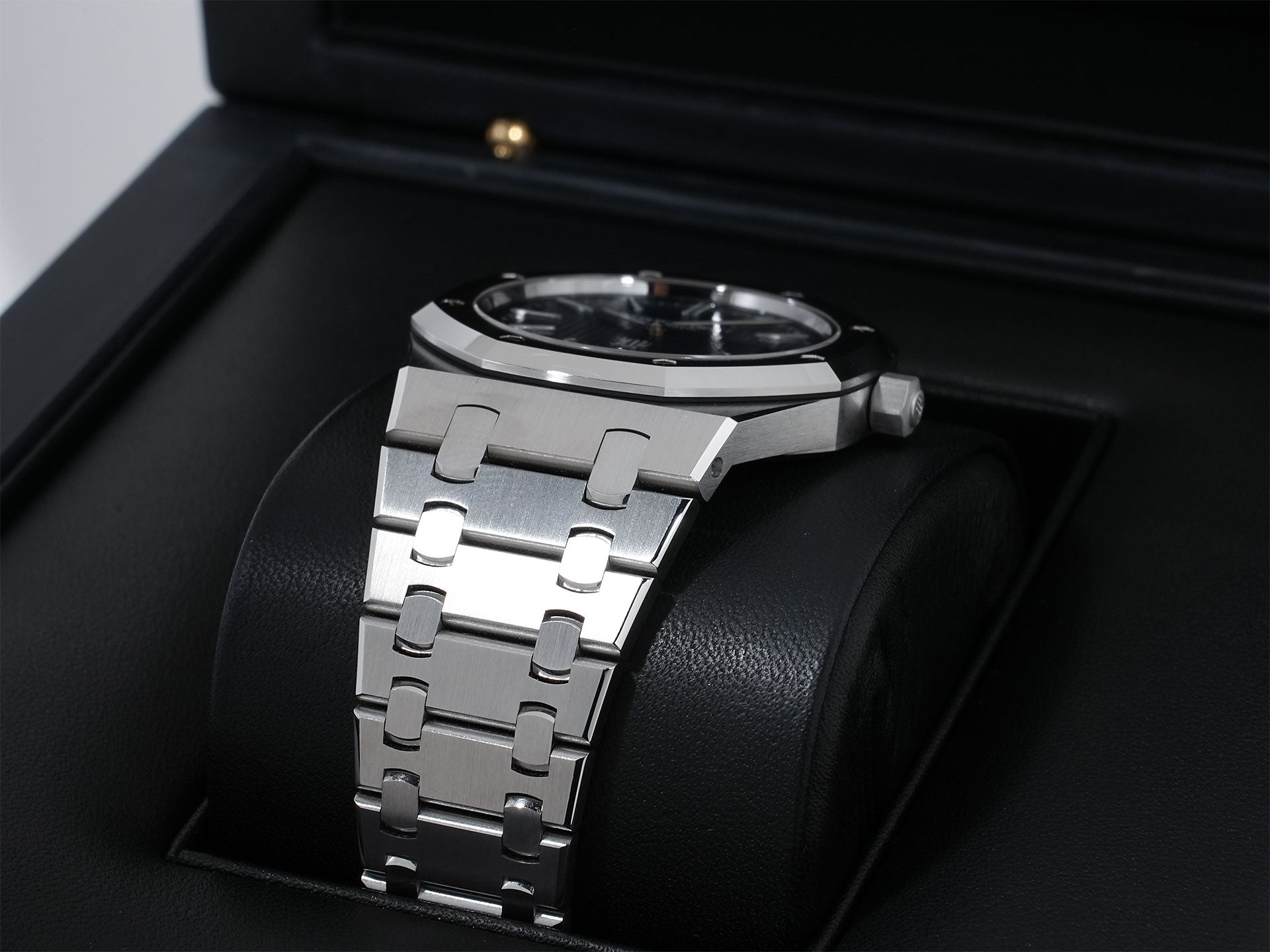 Audemars Piguet Royal Oak Extra-Thin Ref. 15202ST.OO.1240ST.01.A Stainless Steel Blue Dial Excellent Condition spd25s7e