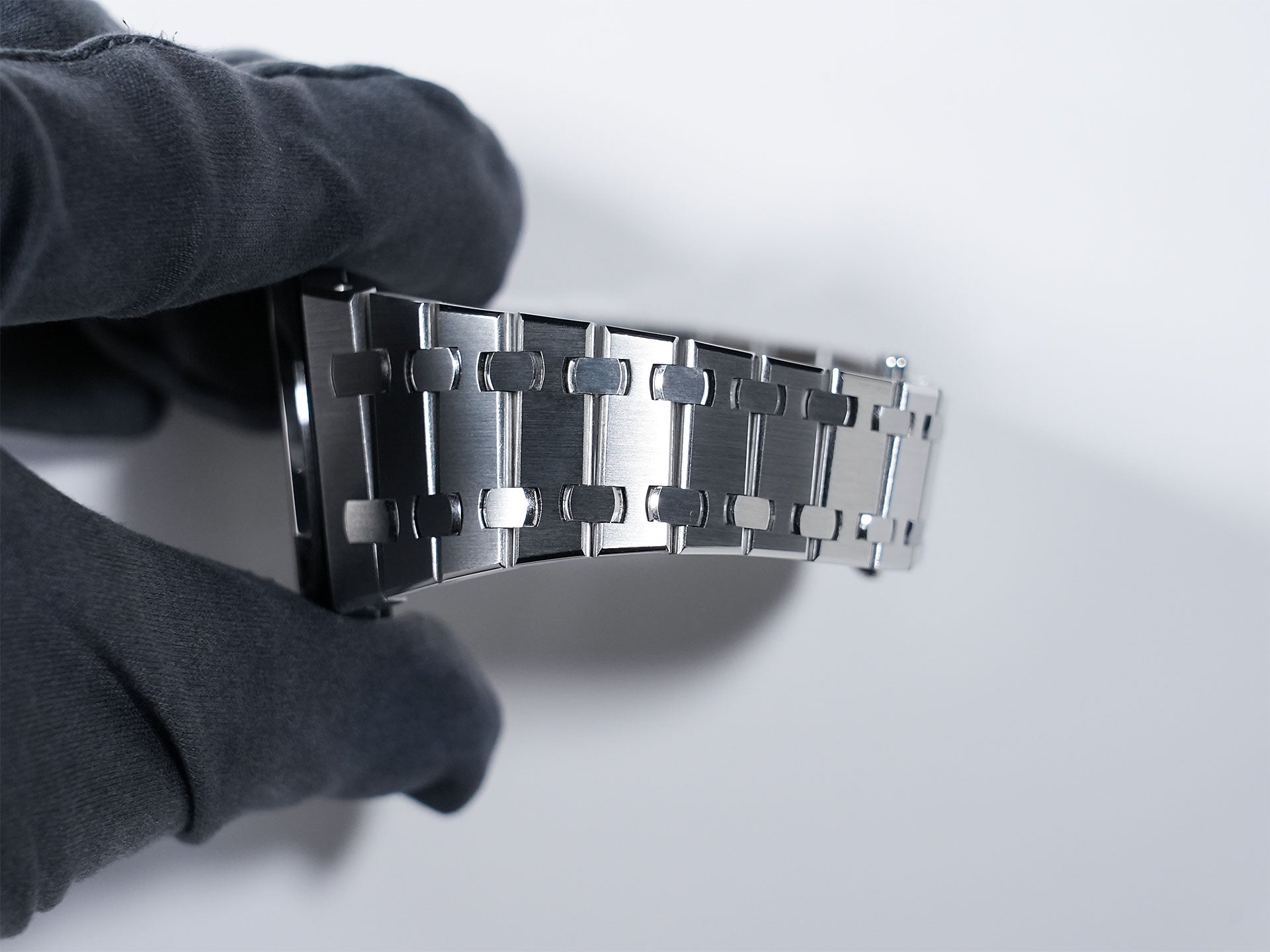 Audemars Piguet Royal Oak Extra-Thin Ref. 15202ST.OO.1240ST.01.A Stainless Steel Blue Dial Excellent Condition spd25s7e