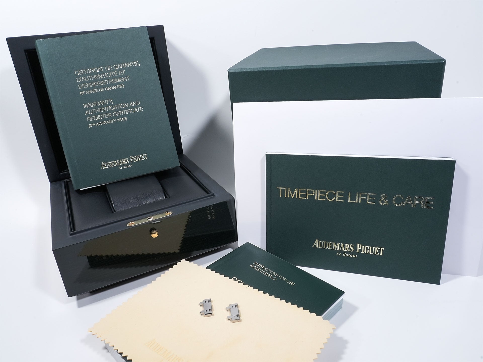 Audemars Piguet Royal Oak Extra-Thin Ref. 15202ST.OO.1240ST.01.A Stainless Steel Blue Dial Excellent Condition spd25s7e