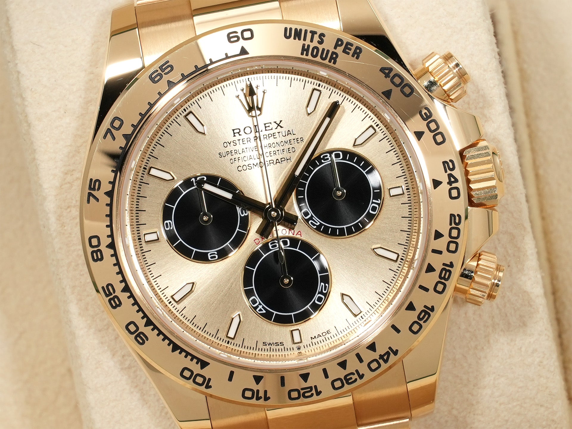 Rolex Daytona Ref. 126508 Yellow Gold with Golden and Bright Black Dial, Excellent Condition, 86u2ao35
