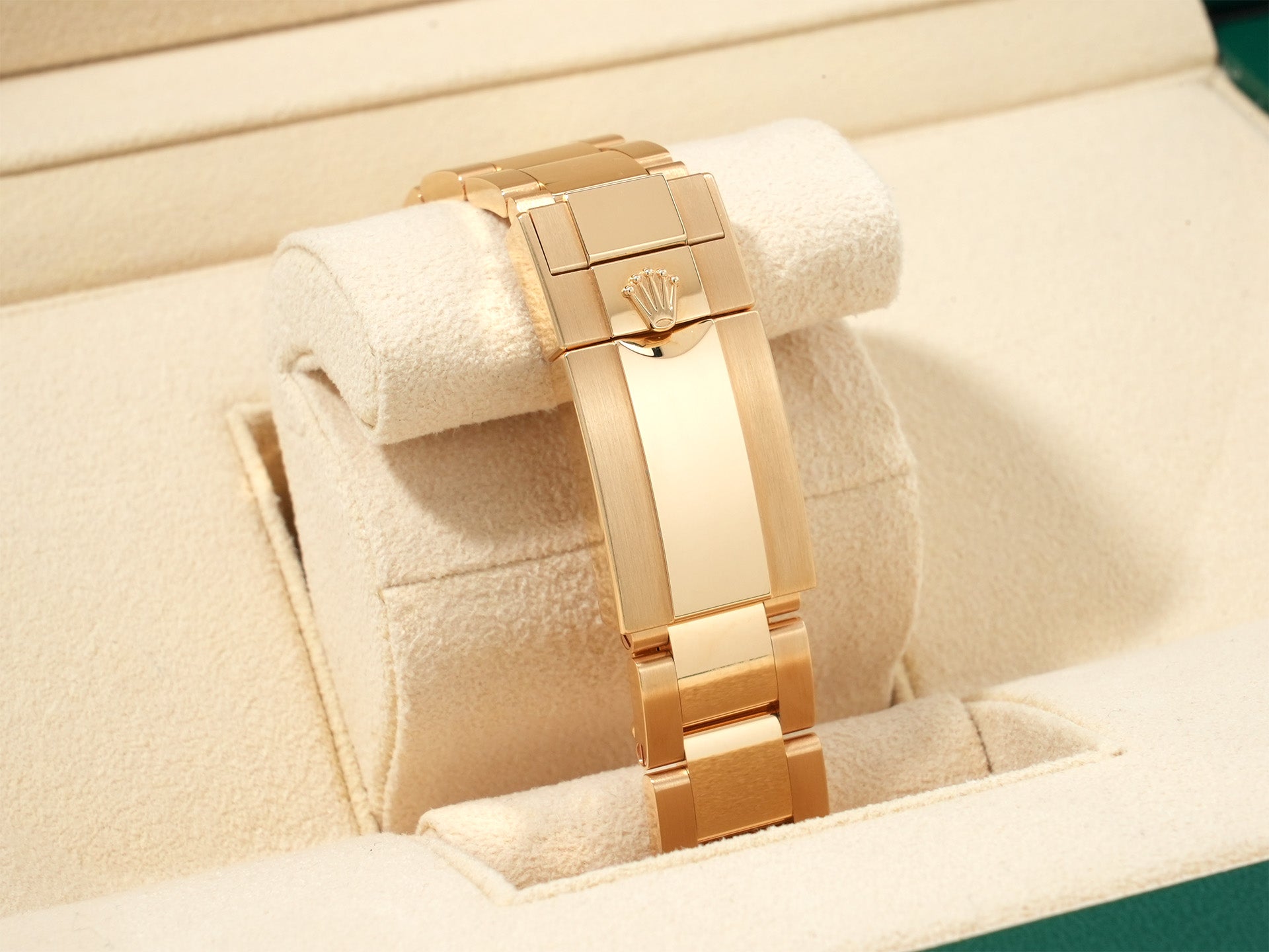 Rolex Daytona Ref. 126508 Yellow Gold with Golden and Bright Black Dial, Excellent Condition, 86u2ao35