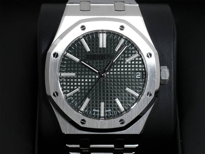 Audemars Piguet Royal Oak Ref. 15510ST.OO.1320ST.09 Stainless Steel Khaki Green Dial Pre-owned tiytigjv
