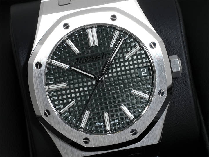 Audemars Piguet Royal Oak Ref. 15510ST.OO.1320ST.09 Stainless Steel Khaki Green Dial Pre-owned tiytigjv