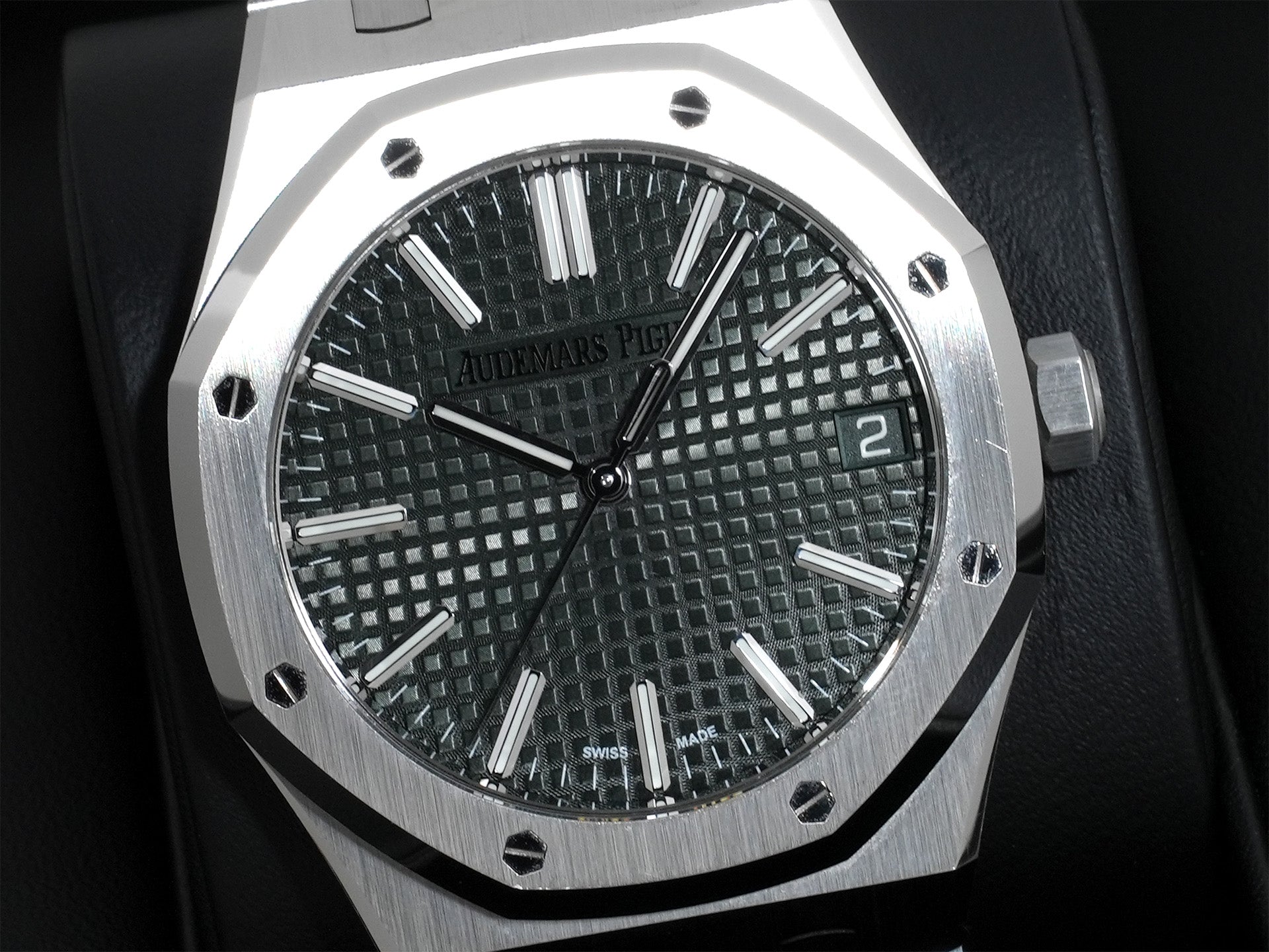 Audemars Piguet Royal Oak Ref. 15510ST.OO.1320ST.09 Stainless Steel Khaki Green Dial Pre-owned tiytigjv