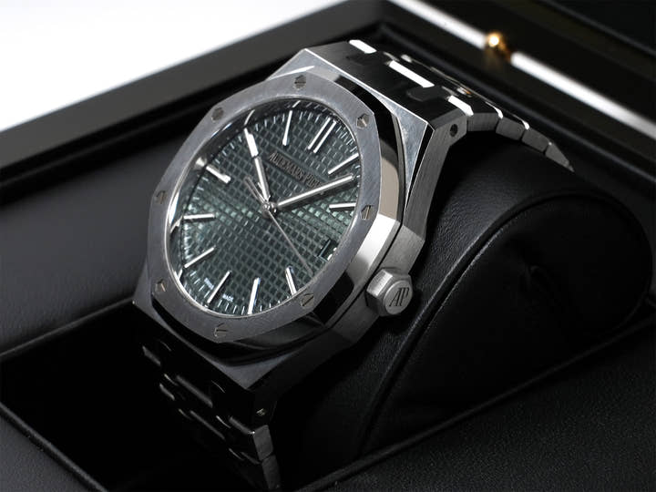 Audemars Piguet Royal Oak Ref. 15510ST.OO.1320ST.09 Stainless Steel Khaki Green Dial Pre-owned tiytigjv