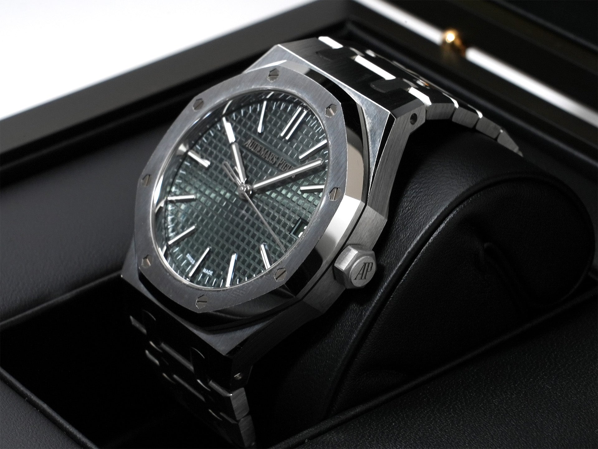 Audemars Piguet Royal Oak Ref. 15510ST.OO.1320ST.09 Stainless Steel Khaki Green Dial Pre-owned tiytigjv