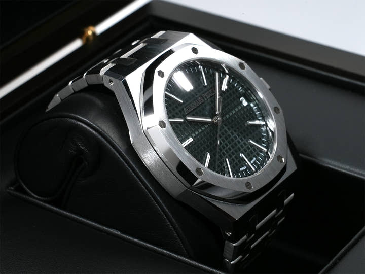 Audemars Piguet Royal Oak Ref. 15510ST.OO.1320ST.09 Stainless Steel Khaki Green Dial Pre-owned tiytigjv