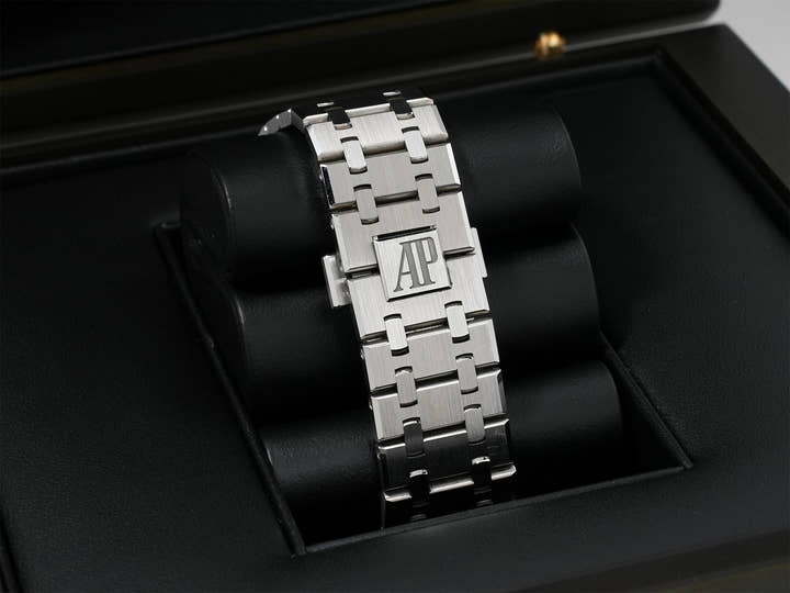 Audemars Piguet Royal Oak Ref. 15510ST.OO.1320ST.09 Stainless Steel Khaki Green Dial Pre-owned tiytigjv