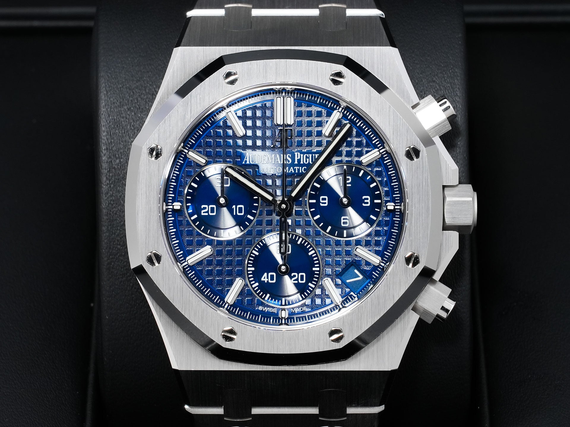 Audemars Piguet Royal Oak Chronograph Ref. 26239BC.OO.1220BC.01 White Gold Blue Dial Excellent Condition vx4d5jar