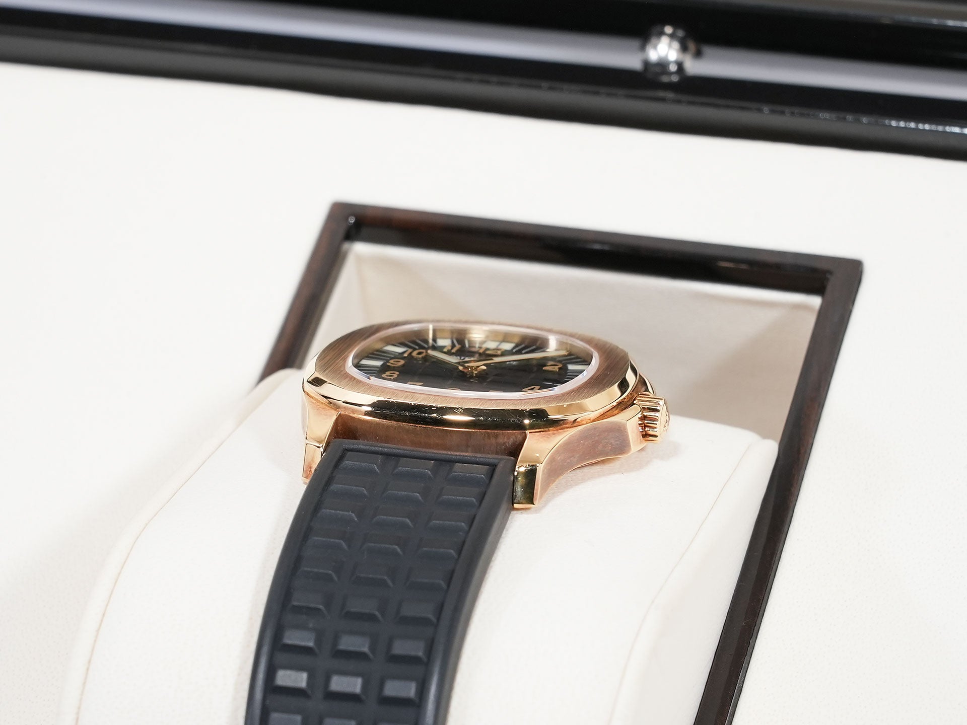 パテックフィリップ アクアノート Ref.4960J イエローゴールド ブラック文字盤 中古 dkzm4mip