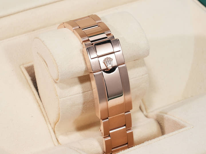 Rolex GMT-Master II Ref. 126715CHNR Everose Gold Black Dial Oyster Bracelet Pre-owned r72s95f3