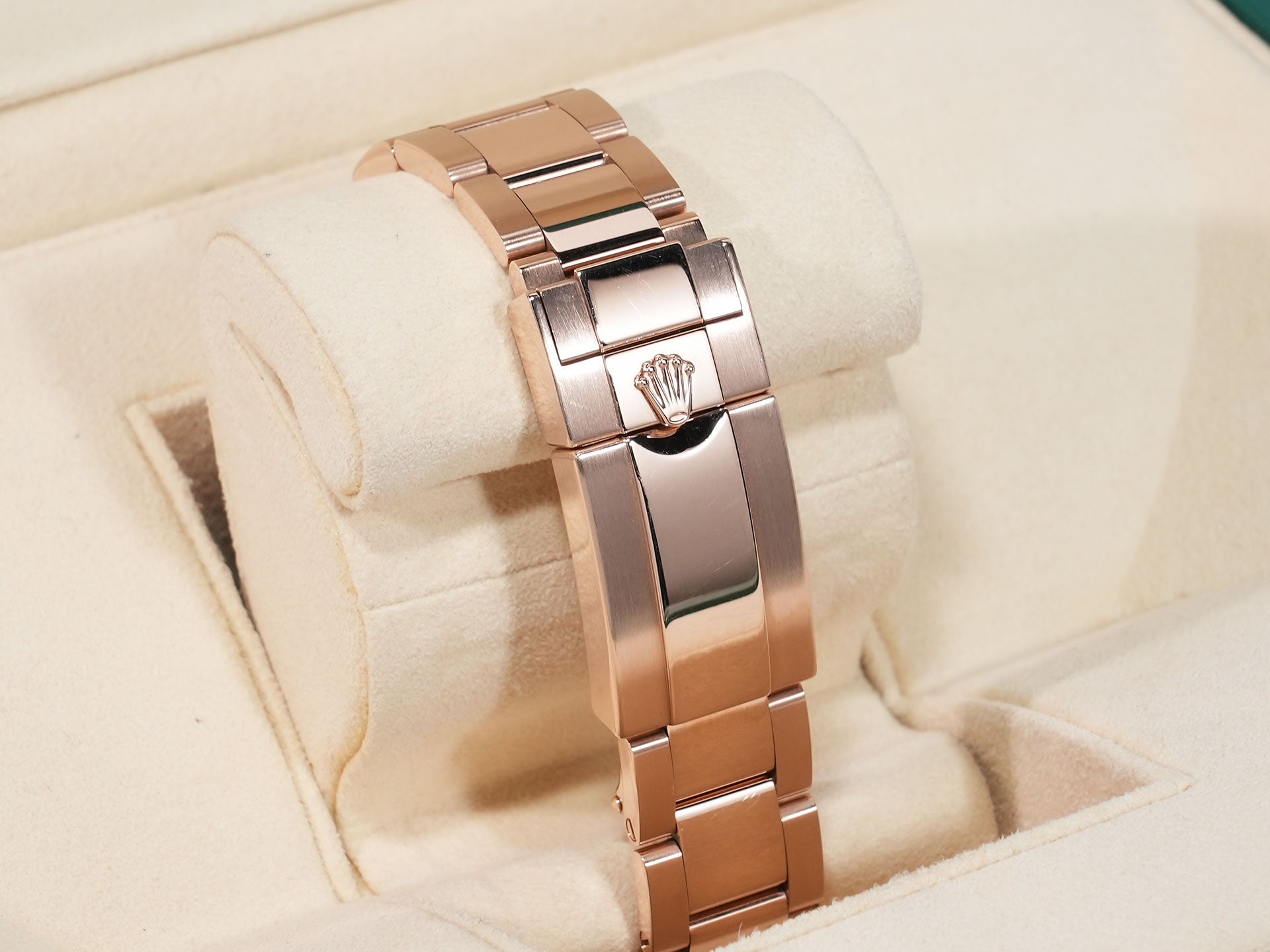 Rolex GMT-Master II Ref. 126715CHNR Everose Gold Black Dial Oyster Bracelet Pre-owned r72s95f3