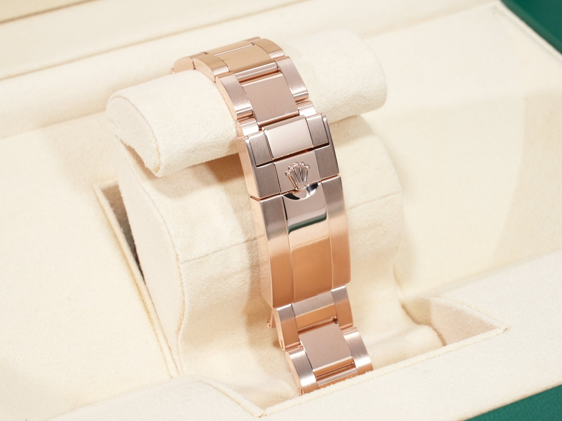 Rolex GMT-Master II Ref. 126715CHNR Everose Gold Black Dial Oyster Bracelet Excellent Condition 5zq2bkom