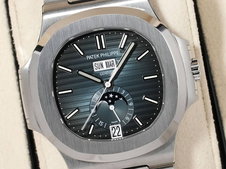 パテックフィリップ ノーチラス アニュアルカレンダー ムーンフェイズ Ref.5726/1A-014 ステンレススチール ブルー、ブラックグラデーション文字盤 美中古 et8tebbj