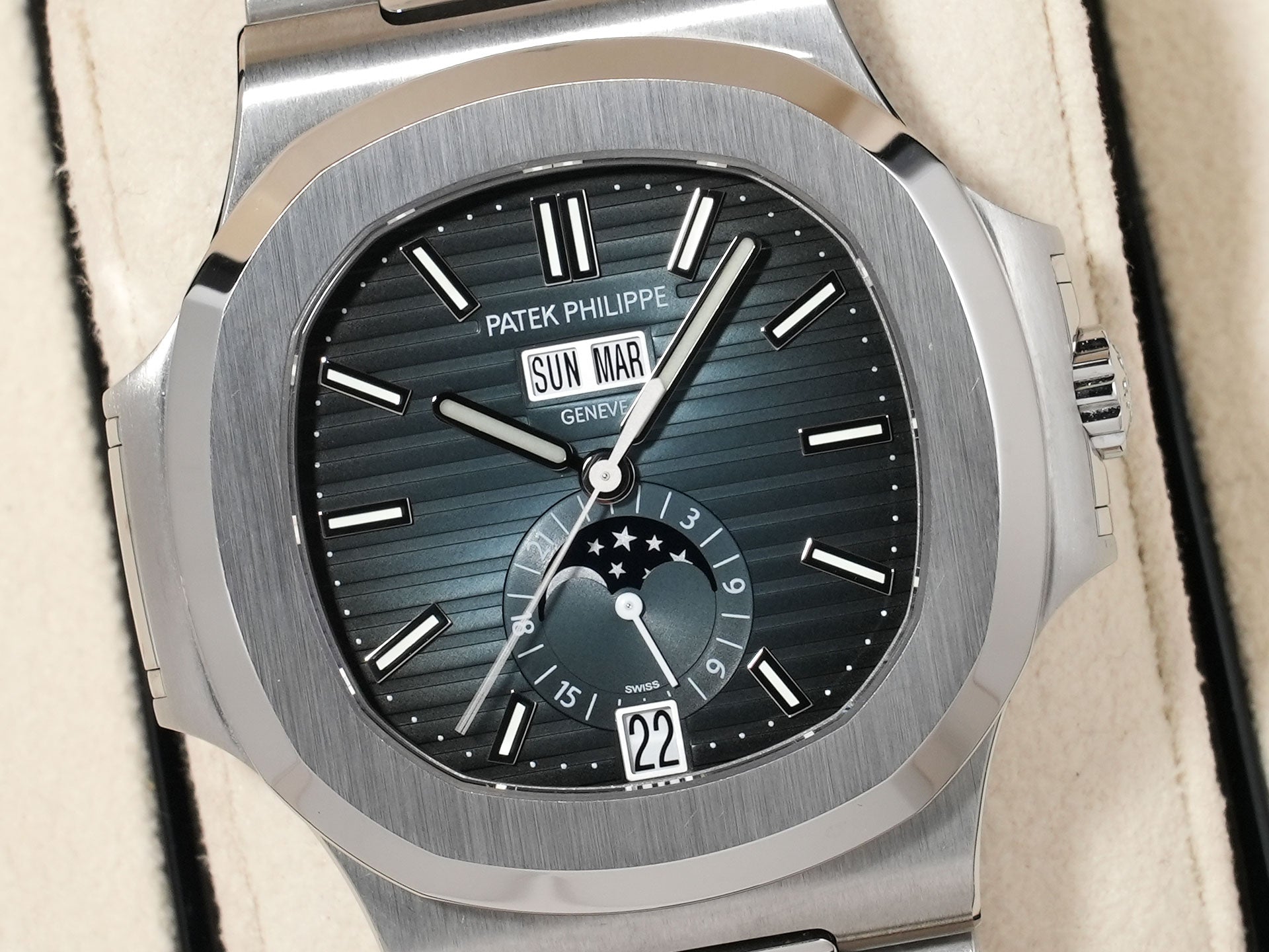 パテックフィリップ ノーチラス アニュアルカレンダー ムーンフェイズ Ref.5726/1A-014 ステンレススチール ブルー、ブラックグラデーション文字盤 美中古 et8tebbj