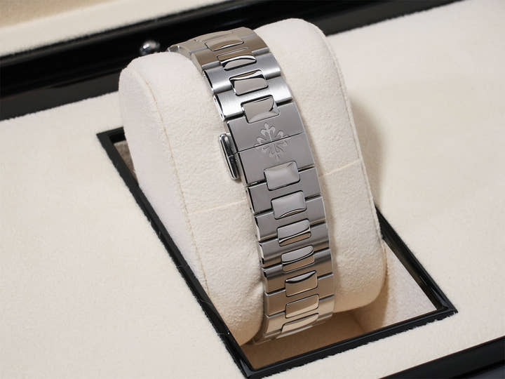 パテックフィリップ ノーチラス トラベルタイム クロノグラフ Ref.5990/1A-011 ステンレススチール ブルーソレイユ文字盤 未使用 pnsjkqef