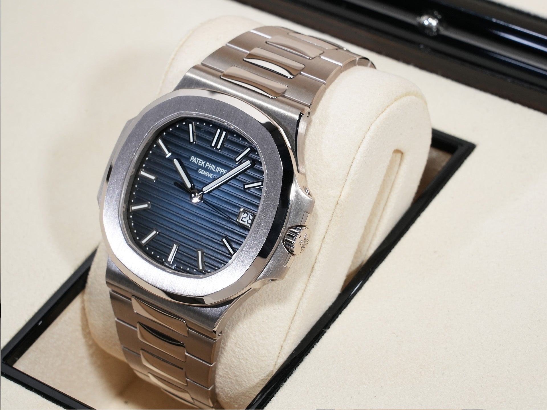 パテックフィリップ ノーチラス Ref.5811/1G-001 ホワイトゴールド ブルー・ソレイユ文字盤 未使用 7z8hbmu5