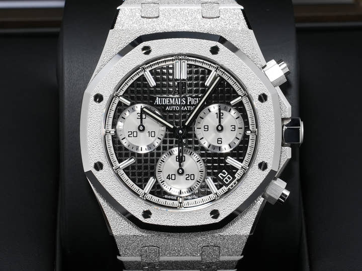 Audemars Piguet Royal Oak Frosted Gold Chronograph Ref.26239BC.GG.1224BC.02 White Gold Black Dial Unused h4z5mu4i