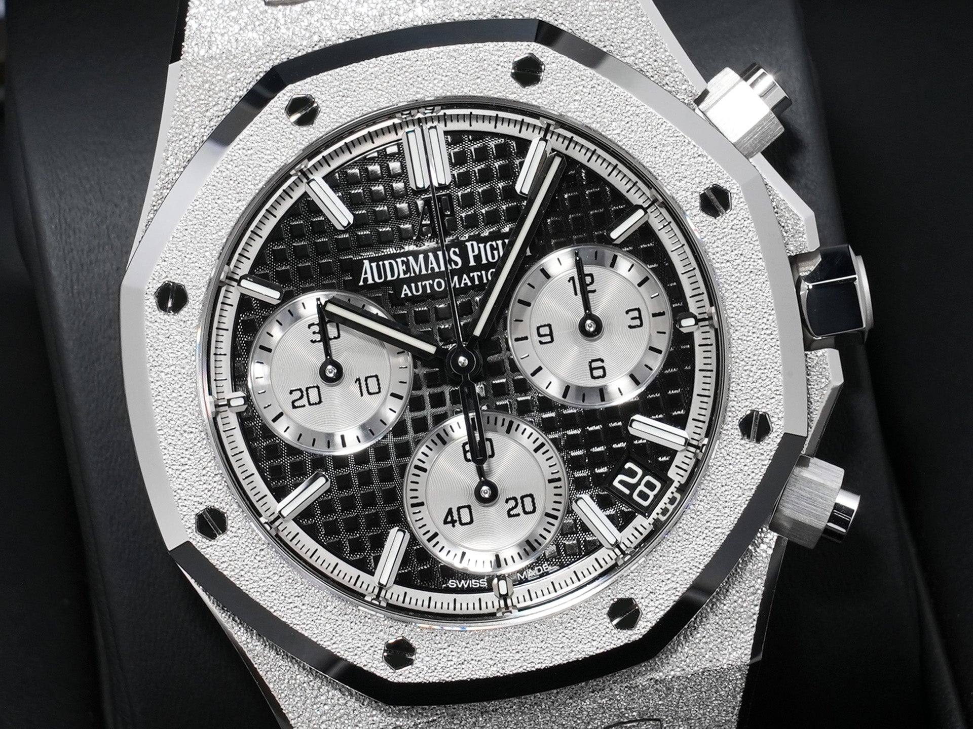 Audemars Piguet Royal Oak Frosted Gold Chronograph Ref.26239BC.GG.1224BC.02 White Gold Black Dial Unused h4z5mu4i