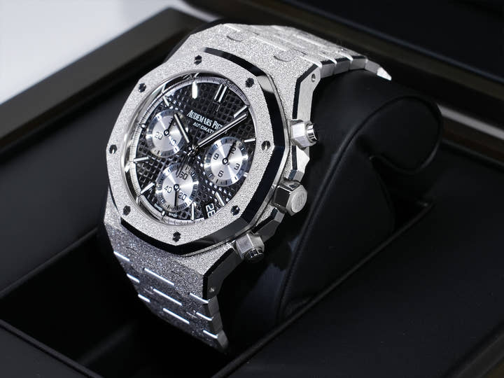 Audemars Piguet Royal Oak Frosted Gold Chronograph Ref.26239BC.GG.1224BC.02 White Gold Black Dial Unused h4z5mu4i