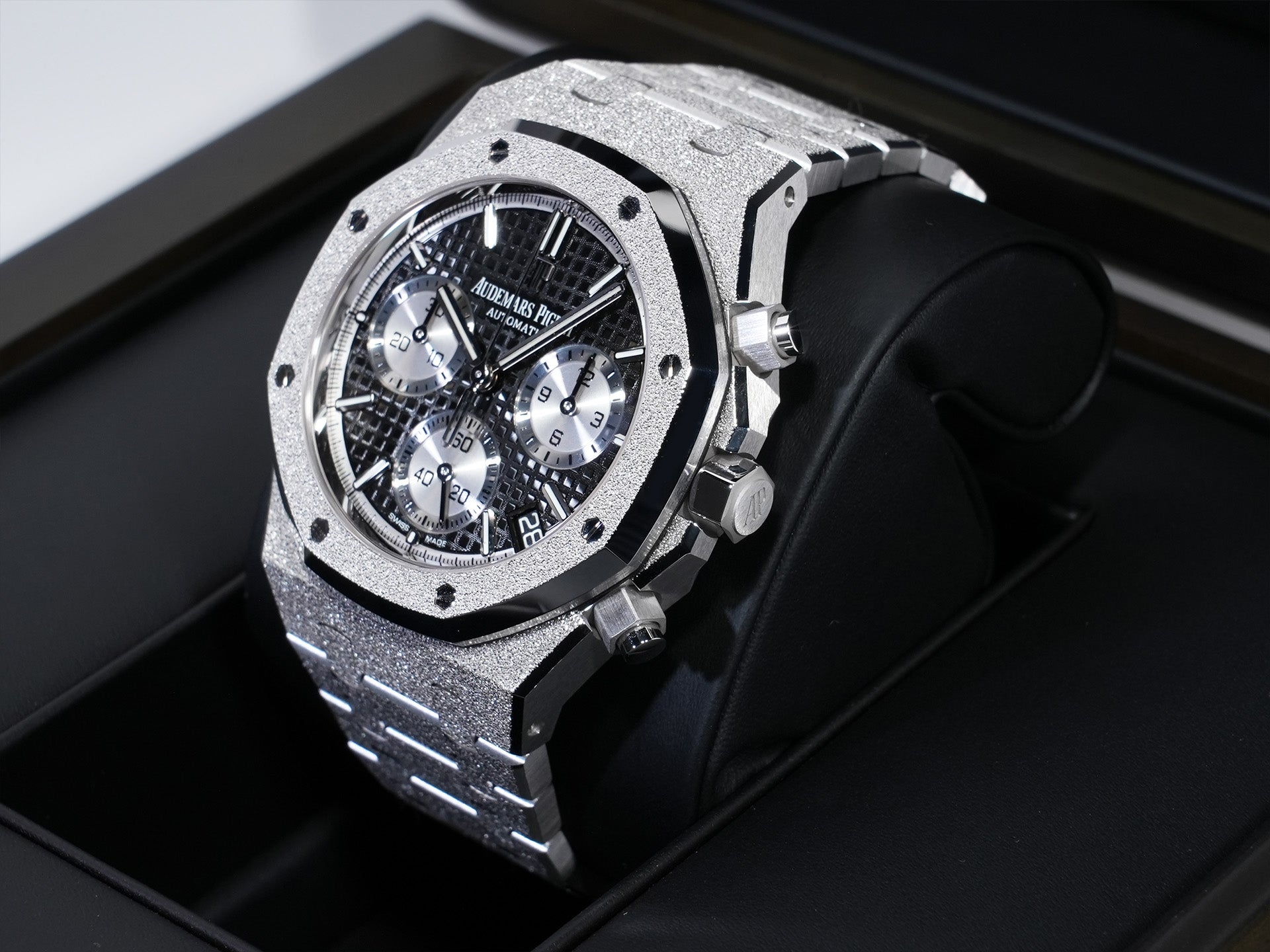 Audemars Piguet Royal Oak Frosted Gold Chronograph Ref.26239BC.GG.1224BC.02 White Gold Black Dial Unused h4z5mu4i