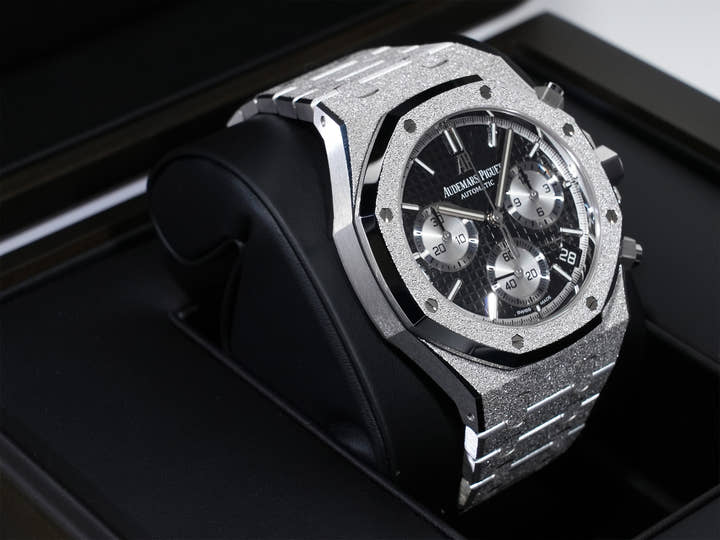Audemars Piguet Royal Oak Frosted Gold Chronograph Ref.26239BC.GG.1224BC.02 White Gold Black Dial Unused h4z5mu4i