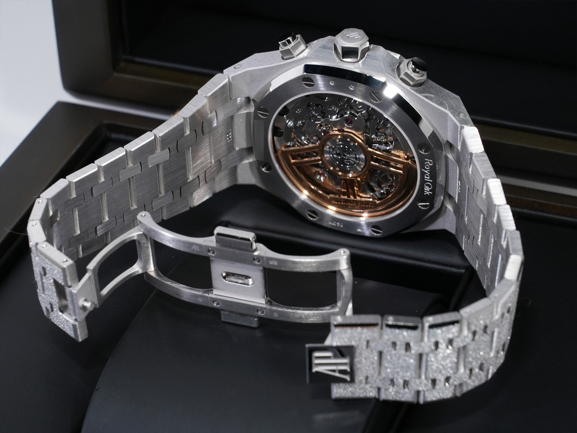 Audemars Piguet Royal Oak Frosted Gold Chronograph Ref.26239BC.GG.1224BC.02 White Gold Black Dial Unused h4z5mu4i