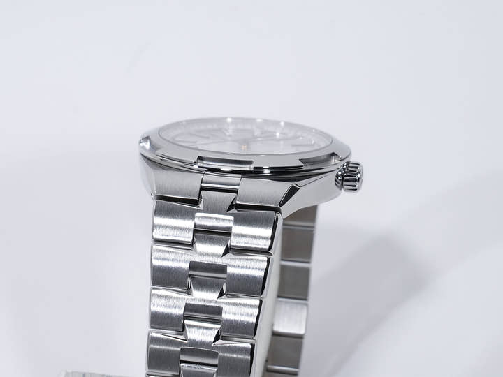 ヴァシュロンコンスタンタン オーヴァーシーズ Ref.4500V/110A-B126 ステンレススチール シルバー文字盤 美品 4qn67qgq