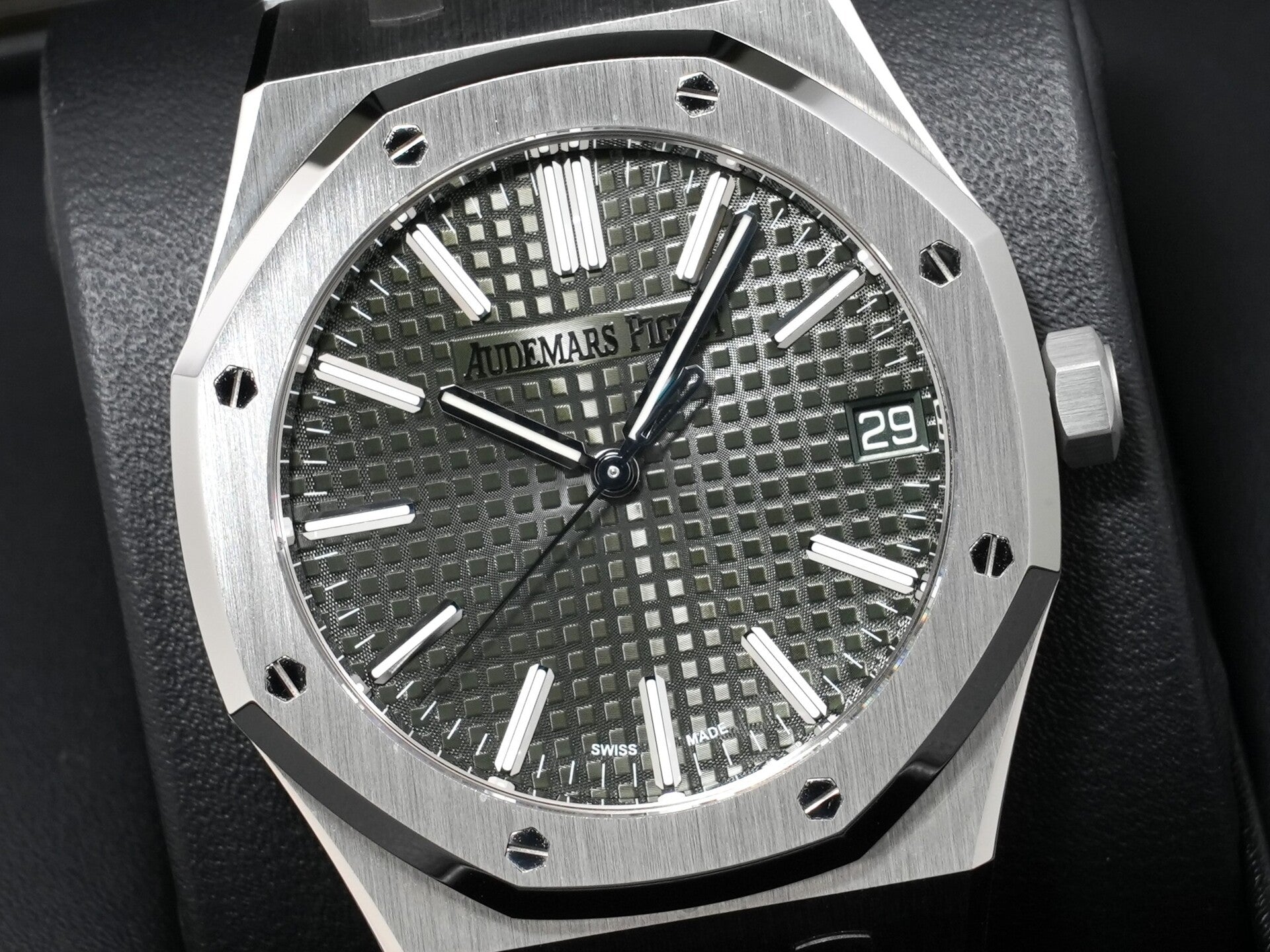 Audemars Piguet Royal Oak Ref.15510ST.OO.1320ST.09 Stainless Steel Khaki Green Dial Excellent Condition 3hx2m64k