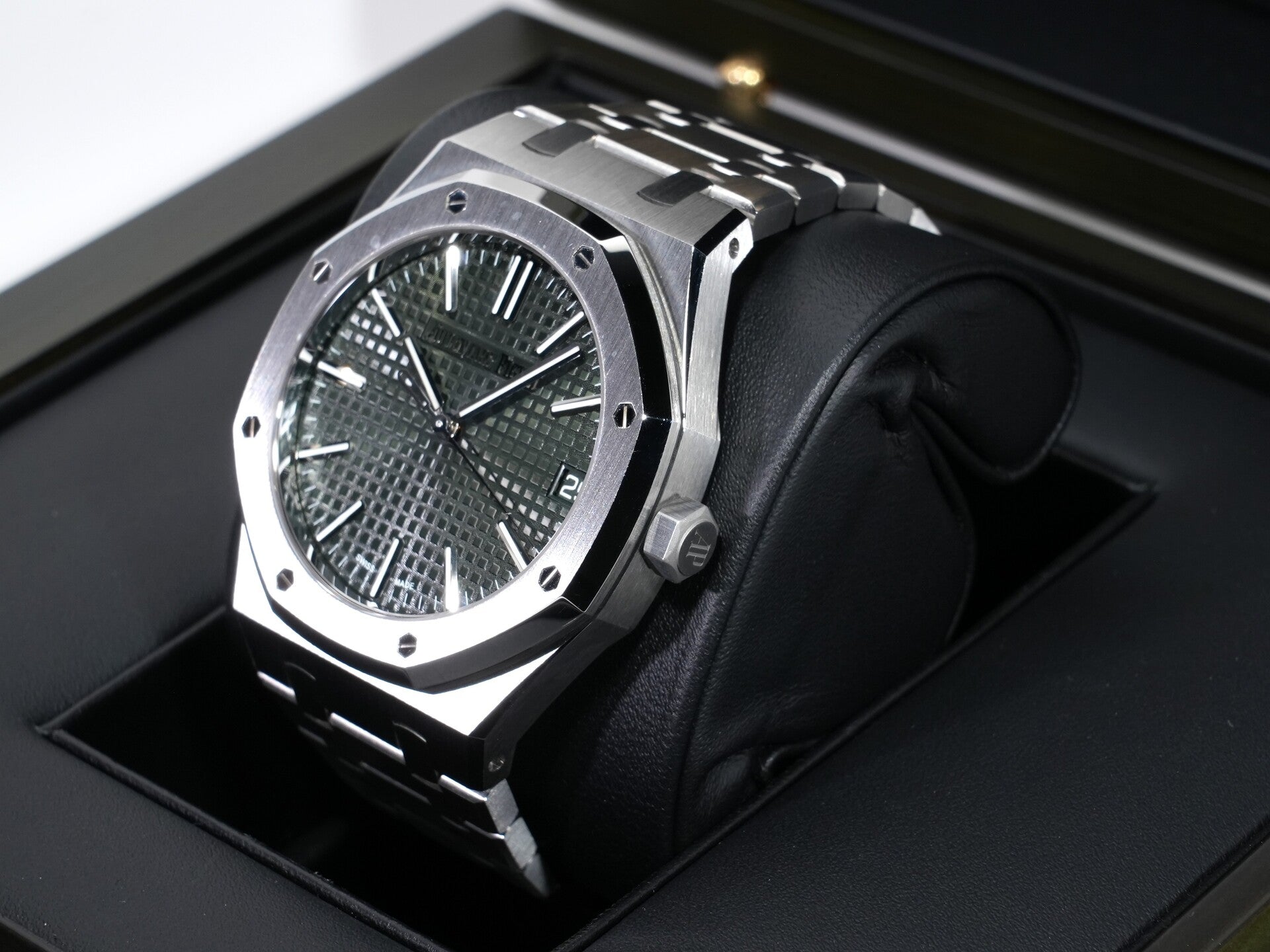Audemars Piguet Royal Oak Ref.15510ST.OO.1320ST.09 Stainless Steel Khaki Green Dial Excellent Condition 3hx2m64k